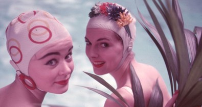 Nő a vízben: Hogy jutottunk el az életveszélyes szirénektől a villával fésülködő hebehurgya Arielig?