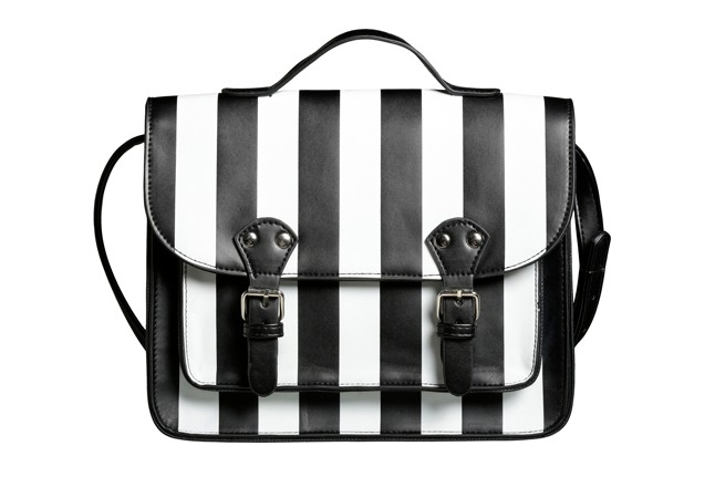 Csíkos táska C&A 4590 Ft, GLAMOUR-napokon 3672 Ft