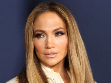 Jennifer Lopez köldökig kivágott kis fekete ruhájától azonnal zavarba jössz