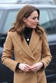 Katalin a gyermekei - György herceg, Sarolta hercegnő és Lajos herceg - előtti kedves tisztelgésként egy gyönyörű, arany korong alakú nyakláncot viselt, amelyen az ő kezdőbetűik szerepeltek. A személyre szabott Gold Midnight Moon dizájn -  amelybe három kis csillag is bele van vésve - a brit Daniela Draper márkától származik, és 1070 fontba (közel 500 000 Ft-ba) kerül.