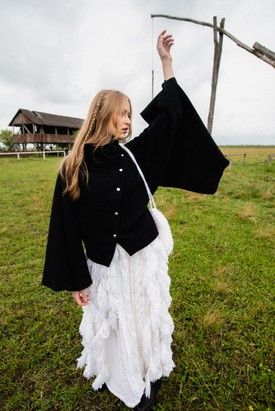 Modern elegancia és ősi motívumok találkozása Szarka Nóra kreációiban