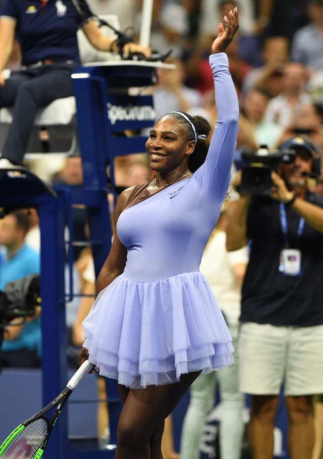 Serena Williams egy Nike x Off-White teniszruhában