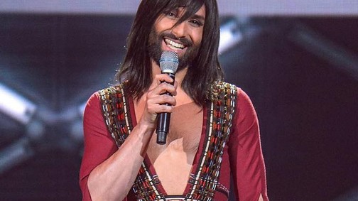 Őrületes átváltozás: Conchita Wurst haja és szakálla is platinaszőke lett!