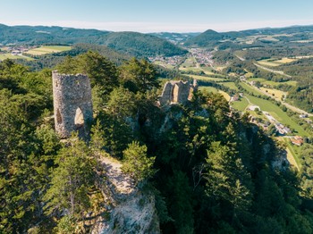Karnyújtásnyira Magyarországtól: mesebeli várral és lélegzetelállító panorámával vár ez a varázslatos vidék