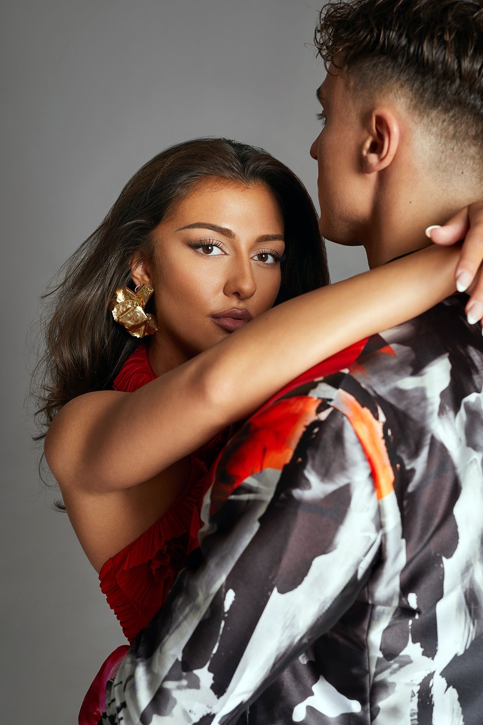 Mihályfi Luca & Hegyes Berci GLAMOUR digitális címlapinterjú –  Berci: Zakó RICHARD DEMETER,  Luca:Ruha ASOS, Ékszer ZARA