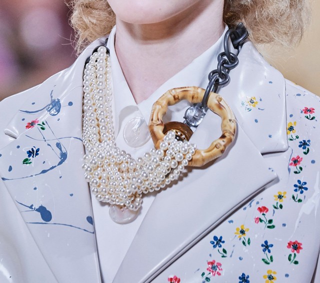 Gyöngy nyaklánc a Miu Miu kifutóján