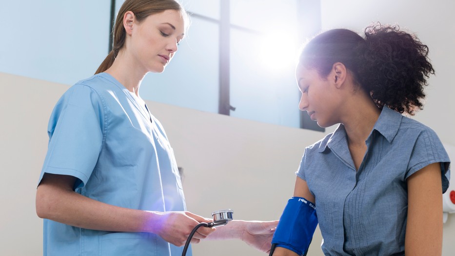 Ha gyakori fejfájásod van, nyugtalannak érzed magad, érdemes megmérni a vérnyomásod. A stressz, az ülő életmód fiatal korban is okozhat magas vérnyomást