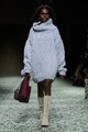 Bottega Veneta FW23 – Az ősz nem is az igazi egy klasszikus kötött pulcsi nélkül, amelynek most az oversized verziója dominálta a kifutókat. Ráadásul egy leggings is elég hozzá!