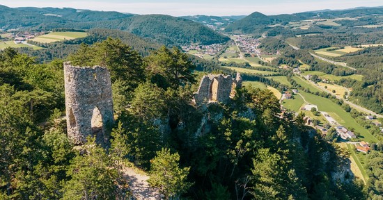 Karnyújtásnyira Magyarországtól: mesebeli várral és lélegzetelállító panorámával vár ez a varázslatos vidék