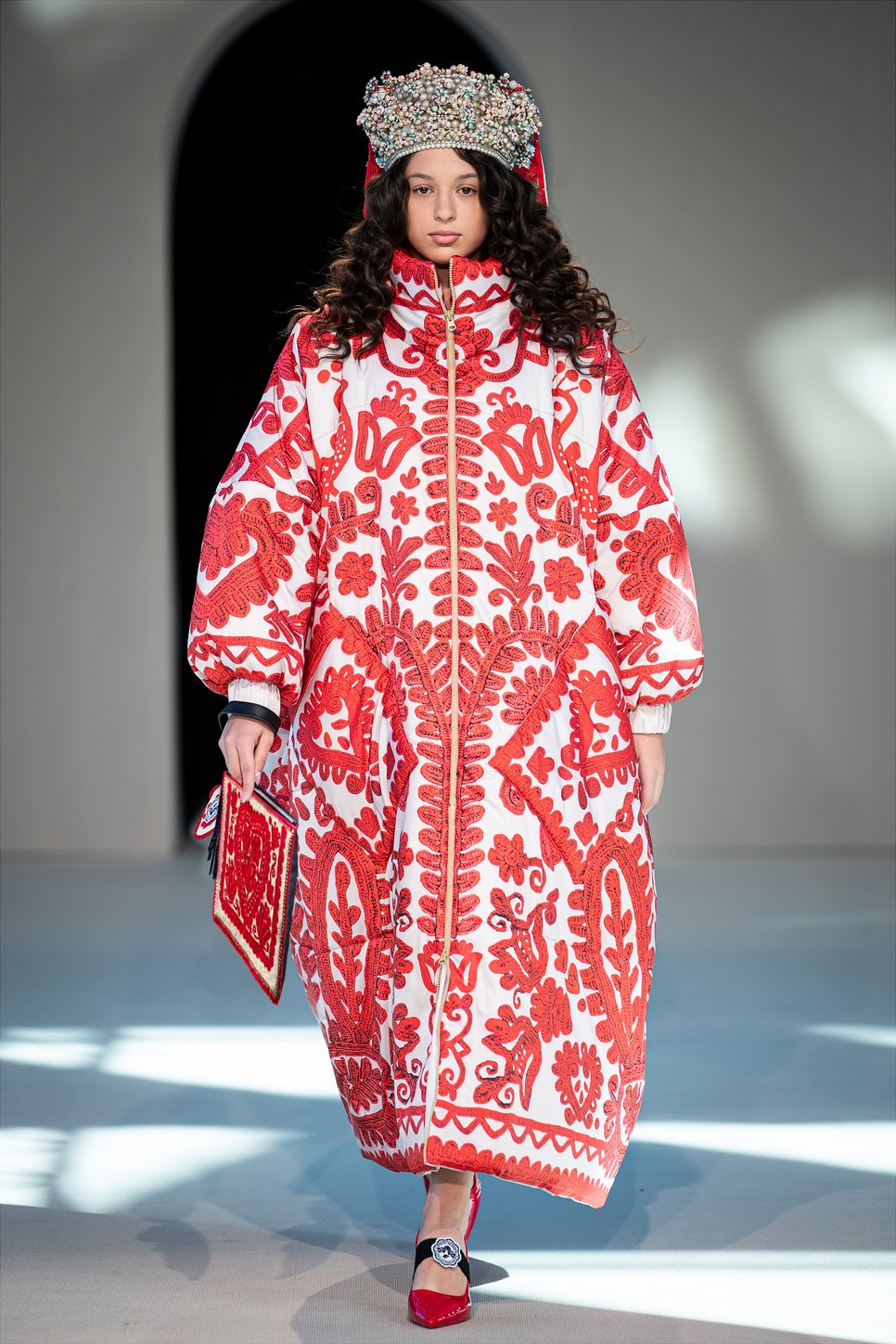 A Sugarbird család legfiatalabb tagja, Gesztesi Panka egy újragondolt, ikonikus, Queen feliratú kabátban. A graffiti felirat a kabát hátulján található és sok-sok szupersztár viselte már