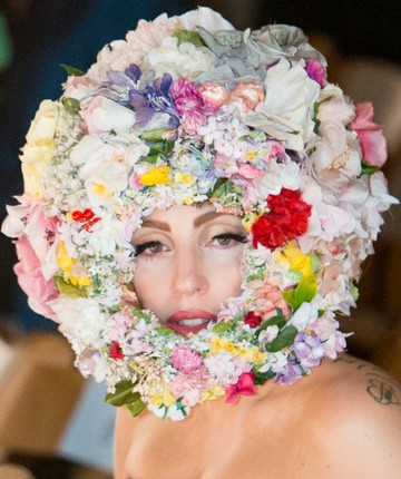 Lady Gaga ezzel a Philip Treacy kalappal ellopta a showt a 2012-es londoni divathéten! Oda és vissza vagyunk érte
