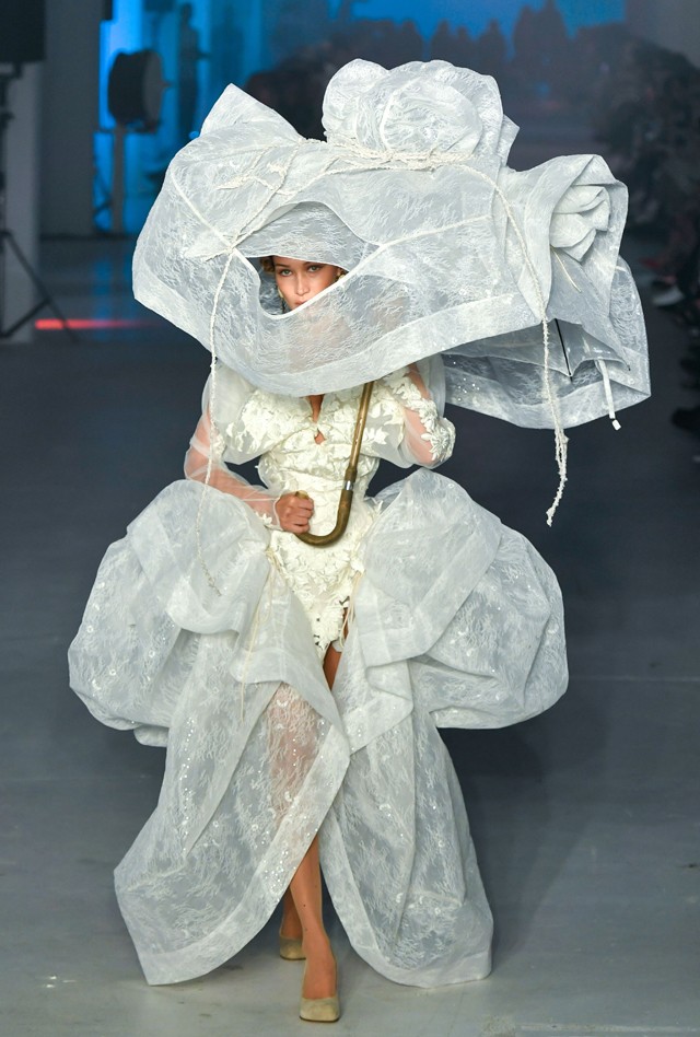 Vivienne Westwood kreációja elég groteszk, de ízlések és pofonok! 