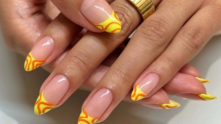 Ezektől a színes, tekergő francia körömmintáktól neked is felpezsdül a nyári hangulatod! 