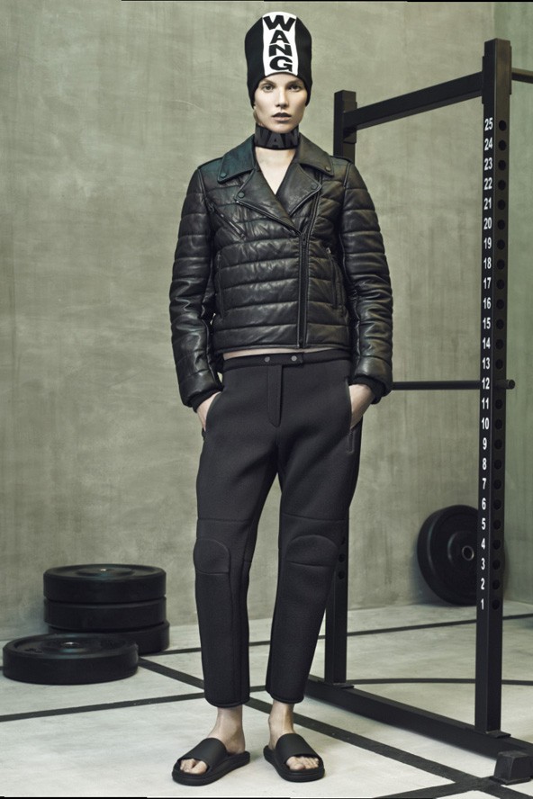 Bőrdzseki 79 990 Ft Nadrág 14 990 Ft Sapka 6990 Ft Napszemüveg + pánt 8990 Ft Bőr papucs 17 990 Ft 