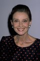 Audrey Hepburn 1989-ben, a 17. Nemzetközi Emmy-díjátadón jelent meg ebben a finoman elegáns ruhában. Ekkor már betöltötte a 60. életévét, de bája és kisugárzása mit sem fakult – mosolya és szelíd tekintete továbbra is elbűvölte a világot.