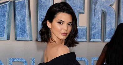 Pucéran cigizget Kendall Jenner ezen a fotón, csakhogy ő nem is cigizik