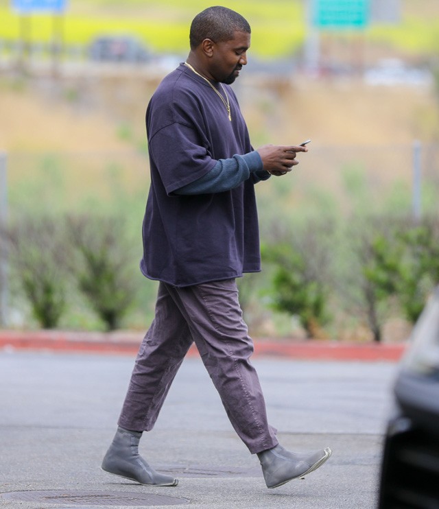 Kanye West az új Yeezy cipőben