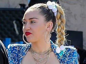 Miley Cyrus ruhája nem csak előnytelen, de még tevepatát is villantott benne