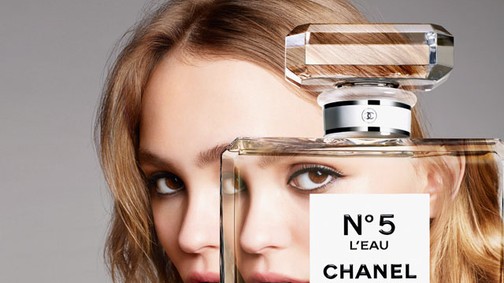 Johnny Depp kicsi lánya kelti új életre a legendás parfümöt