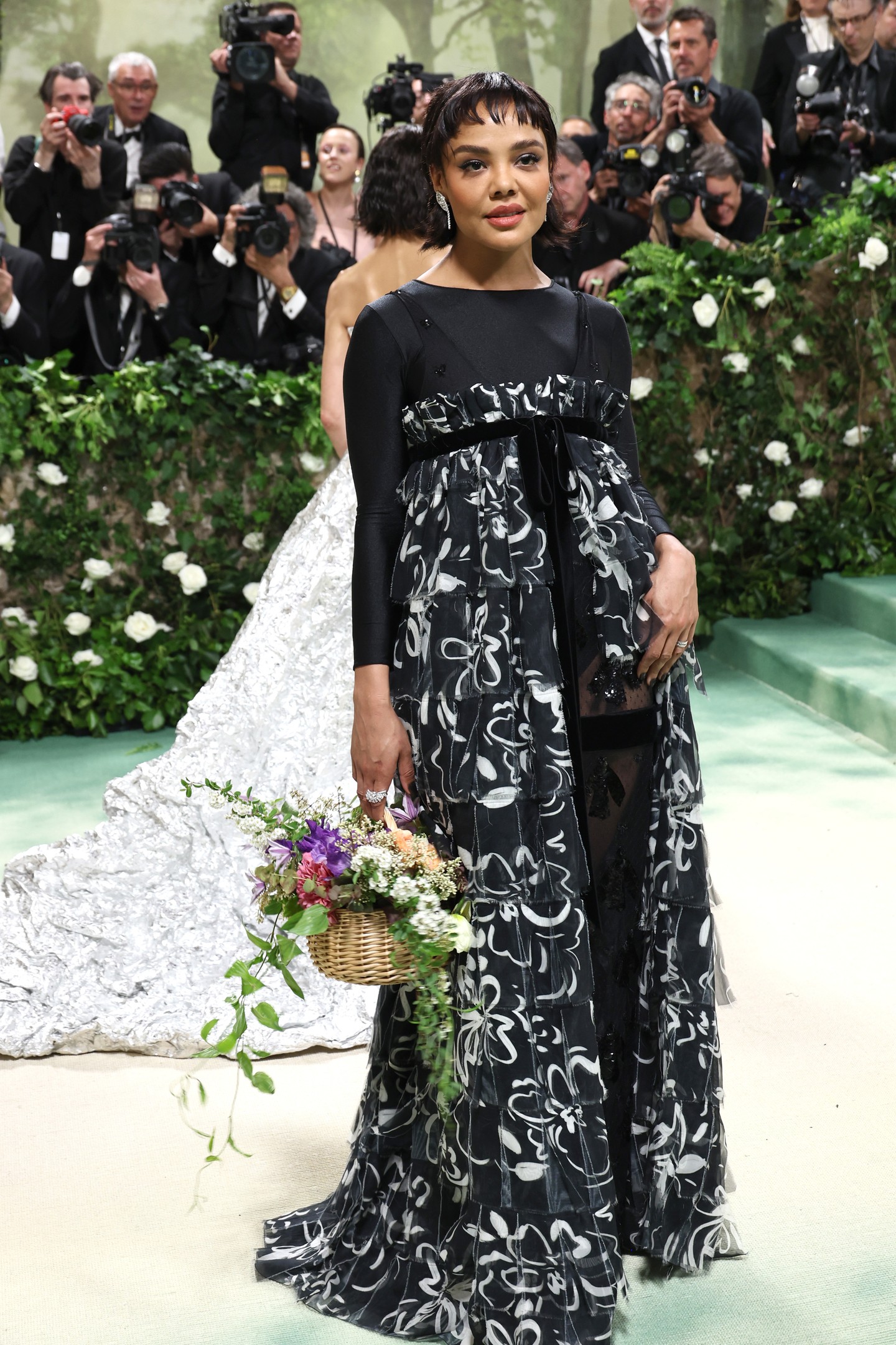 Tessa Thompson egy kis kosárban prezentálta a virágokat, ami igazán bájos megoldásnak bizonyult.