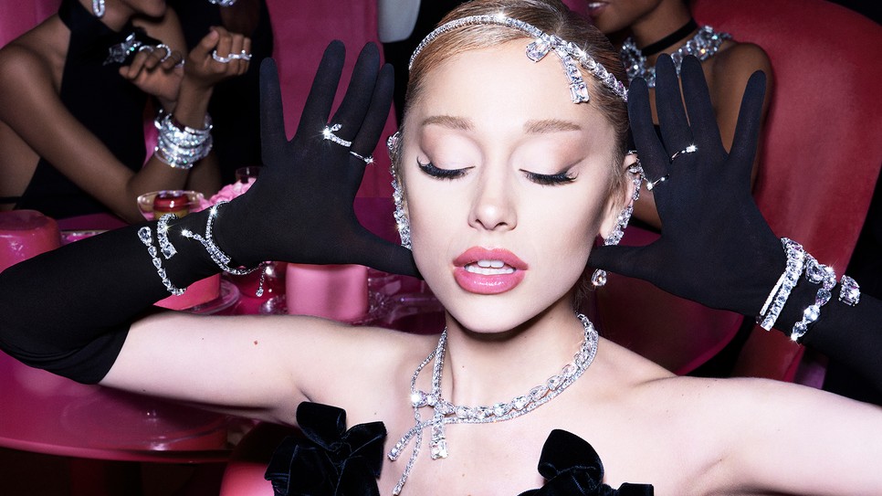 Ariana Grande a Swarovski Millenia és Matrix Crash kollekcióiból választott darabokkal ragyogja be az éjszakát