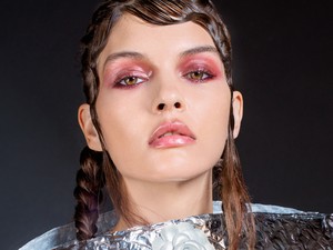 Ülj fel te is erre a szuper új hullámra: Hullámos haj, fényes smink