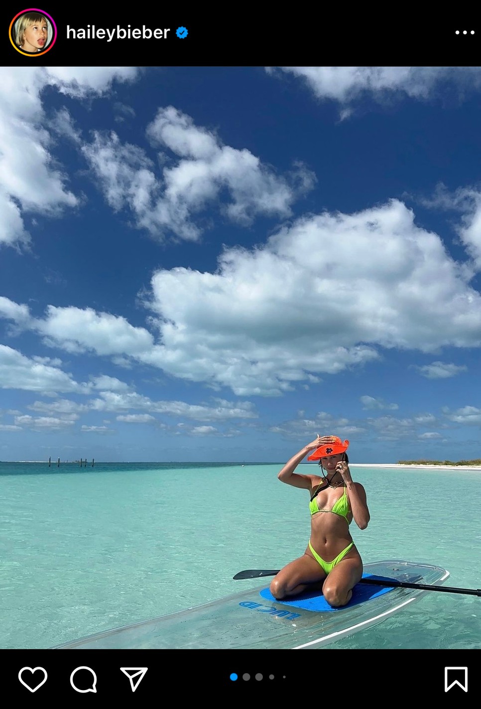 Hailey Bieber idei kedvenc fürdőruha trendje sem visszafogott.