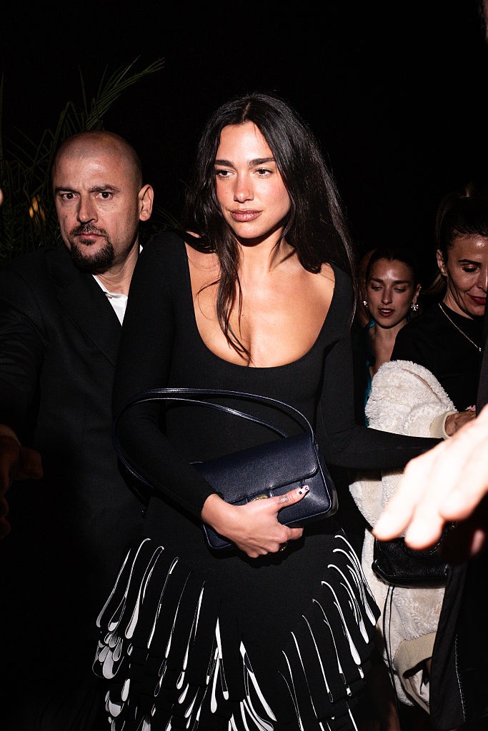 Dua Lipa egyszerűen bámulatosan festett ebben a ruhában