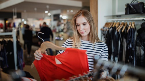 Tényleg minden új ruhát ki kell mosnunk, mielőtt felvennénk?