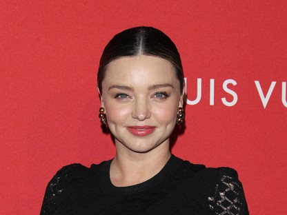 Miranda Kerr végre kimerészkedett a vörös szőnyegre, és csipkébe csomagolva mutatta meg hatalmas pocakját