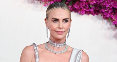 Az 50 éves Charlize Theron pucérruhájától azonnal zavarba jössz, elképesztően merész szettet vállalt be