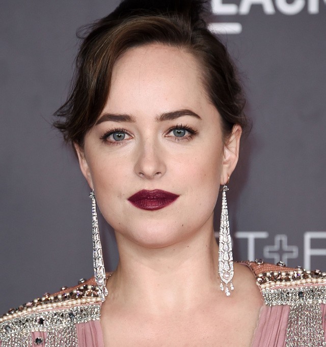 Dakota Johnson ruháján egy fél kristálybánya van, de imádjuk!