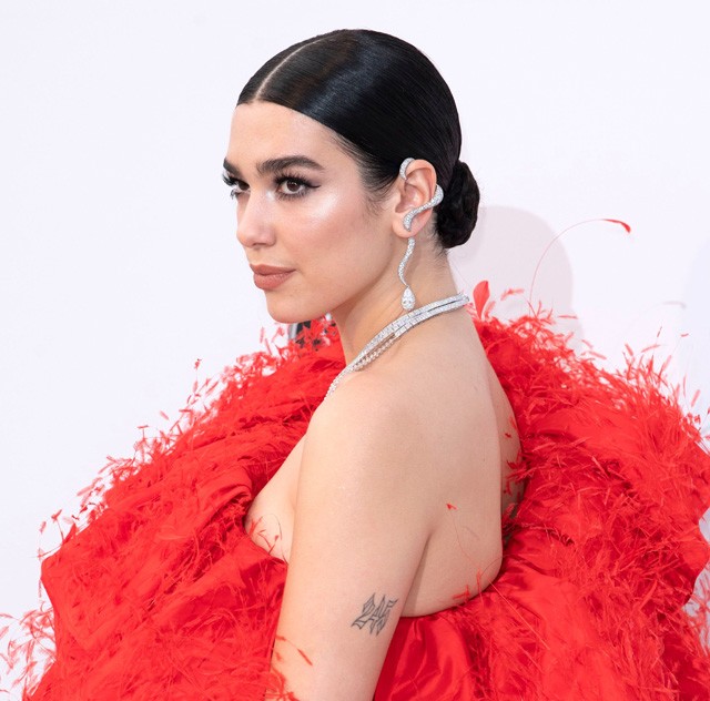 Ilyen habos-babos ruhában még nem láttad Dua Lipát