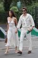 Monica Barbaro és Andrew Garfield a torna hetedik napján jelentek meg. A páros kéz a kézben érkezett a pályára. Monica félig áttetsző Ralph Lauren ruhájában a tökéletes nyári megjelenést mutatta be.