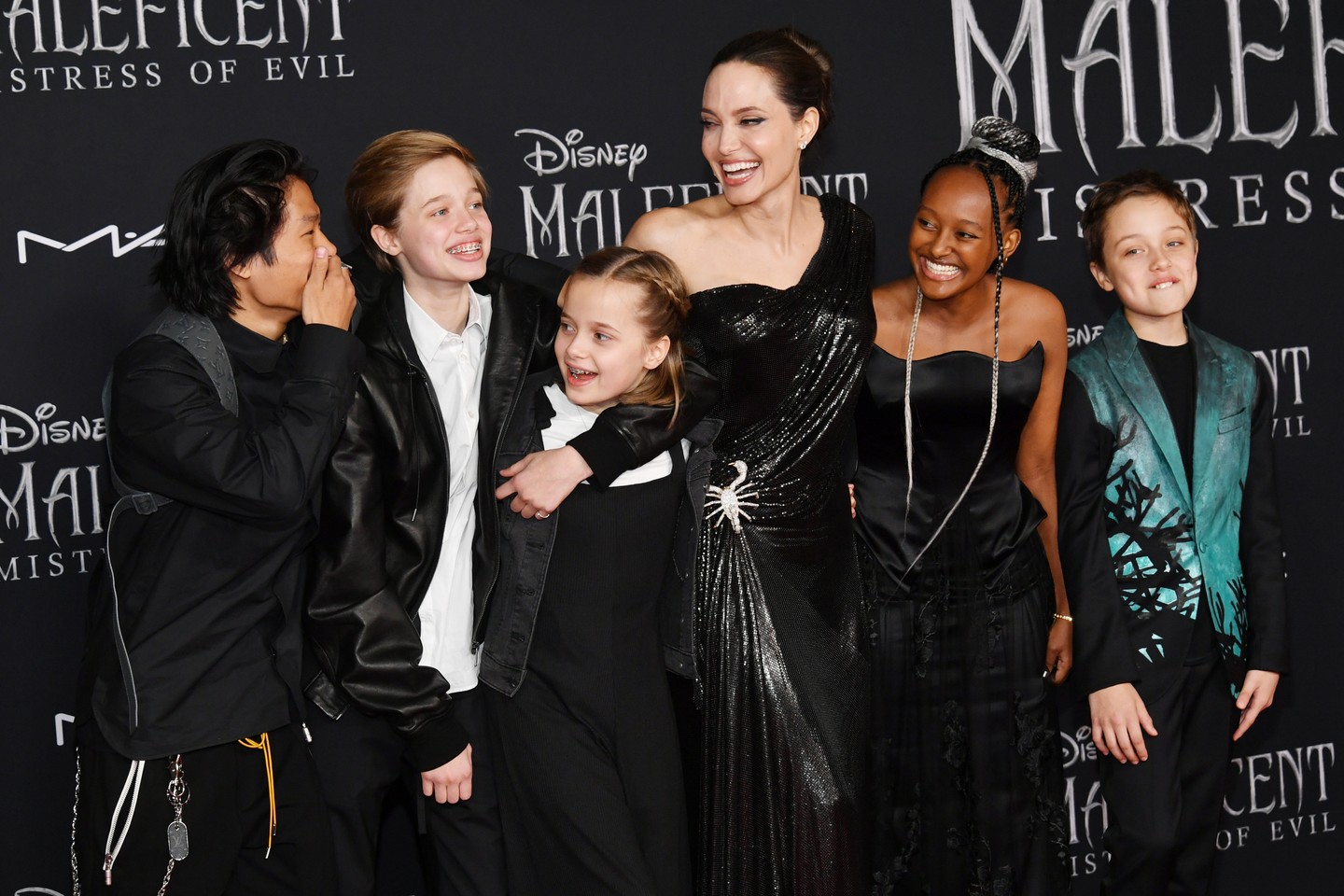 Angelina Jolie és a legfiatalabb Jolie-Pitt gyerekek a Demóna: A sötétség úrnője Los Angeles-i premierjén 2019-ben