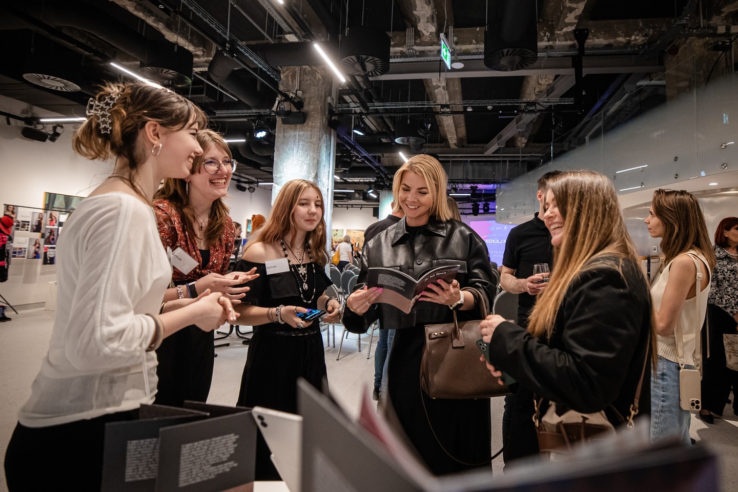 Jakab Zsófia a Gertrude csapatával örül a remek alkotásuknak