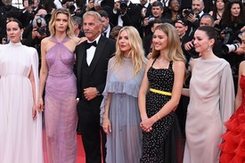 A Horizon: An American Saga szereplői közül többen is bevállalták a pucérruhát. Vegyük őket jobban is szemügyre. 