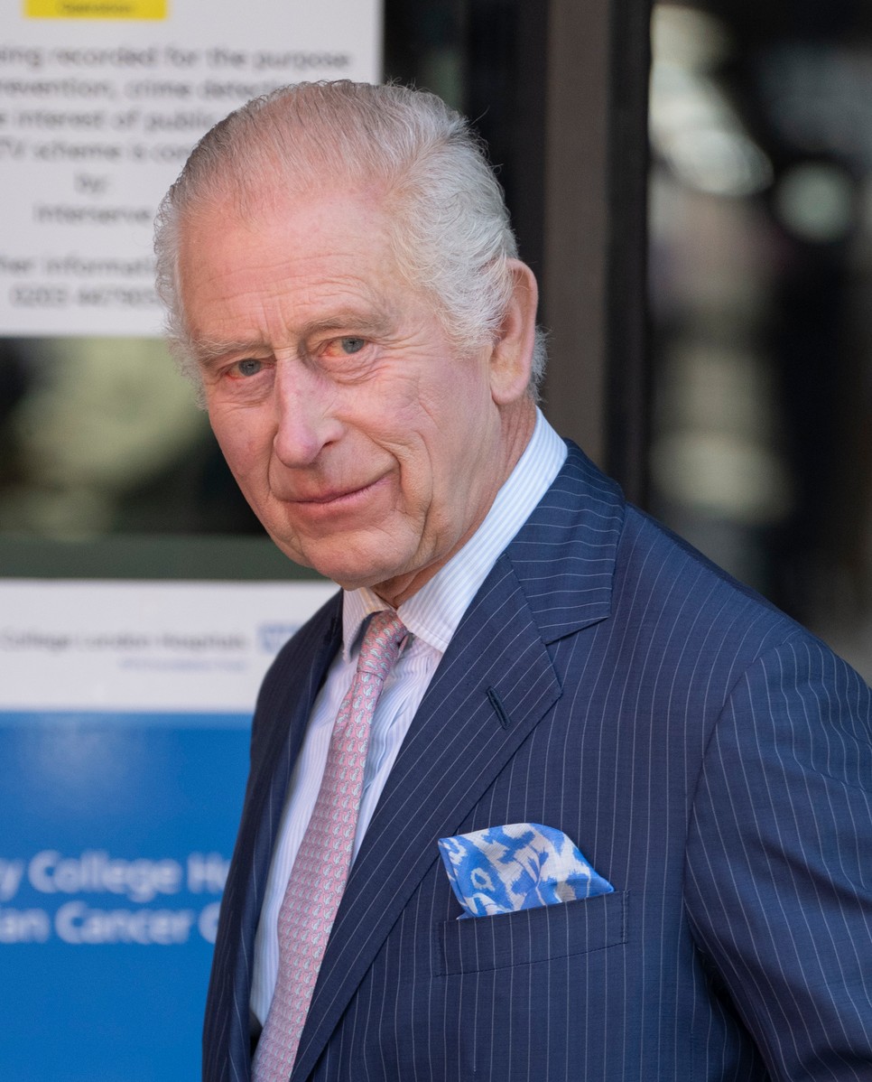 Károly herceg T-rexes nyakkendőt viselt