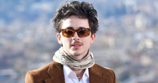 Igen, ez tényleg Timothée Chalamet, méghozzá élete első filmbemutatóján: valósággal átalakult azóta A Dűne fiatal színésze