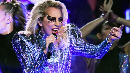 Felháborító és undorító, ahogy Lady Gagát megalázzák a kommentelők a hasa miatt