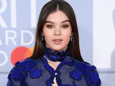 Hailee Steinfeld a világ legérdekesebb pucérruhájában lépett a vörös szőnyegre