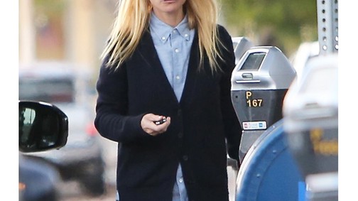 Falatnyi sortban mutatja meg formás lábait Gwyneth Paltrow