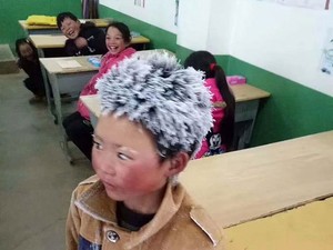 Szívszaggató életkörülmények: 5 kilométert gyalogol a fagyban ez a kisfiú, hogy beérjen az iskolába!