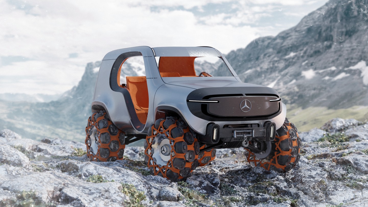 Csesznok Ádám: Mercedes-Benz Solitude. A Solitude egy könnyed, kétszemélyes sportautó, úgynevezett roadster, vagyis nyitott tetős modell, amelyben a vezetési élmény és a szabadságérzet áll a középpontban. Formavilága a ’30-as évek hangulatát idézi, miközben új irányt mutat a Mercedes–Benz jövőbeli formanyelvének. Inspirációját a 20. század eleji modernista stílusok és ikonikus tárgyak adták