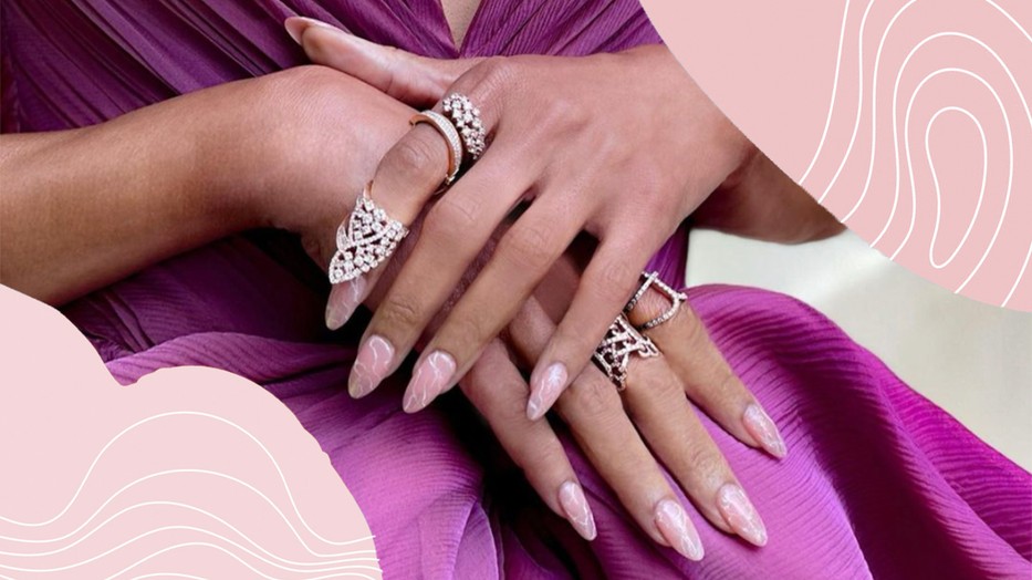 Így készíts csodás márványos, rózsakvarc körmöket magadnak