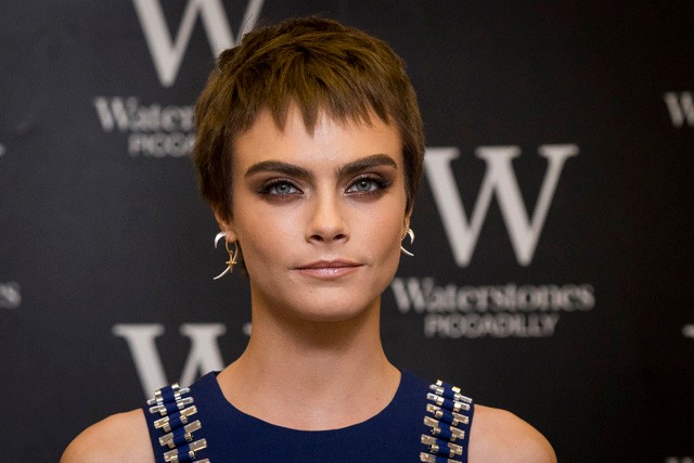 Cara Delevingne saját könyvvel és barna frizurája tért vissza!