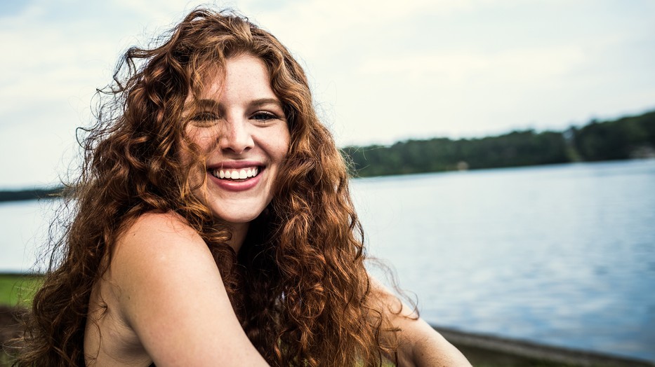 A fogfehérítés nagyjából 1 órán keresztül tart, maga a megvilágítás viszont csak 20 percet vesz igénybe - utána kulcsfontosságú, hogy ne egyél és igyál színes ételeket és italokat