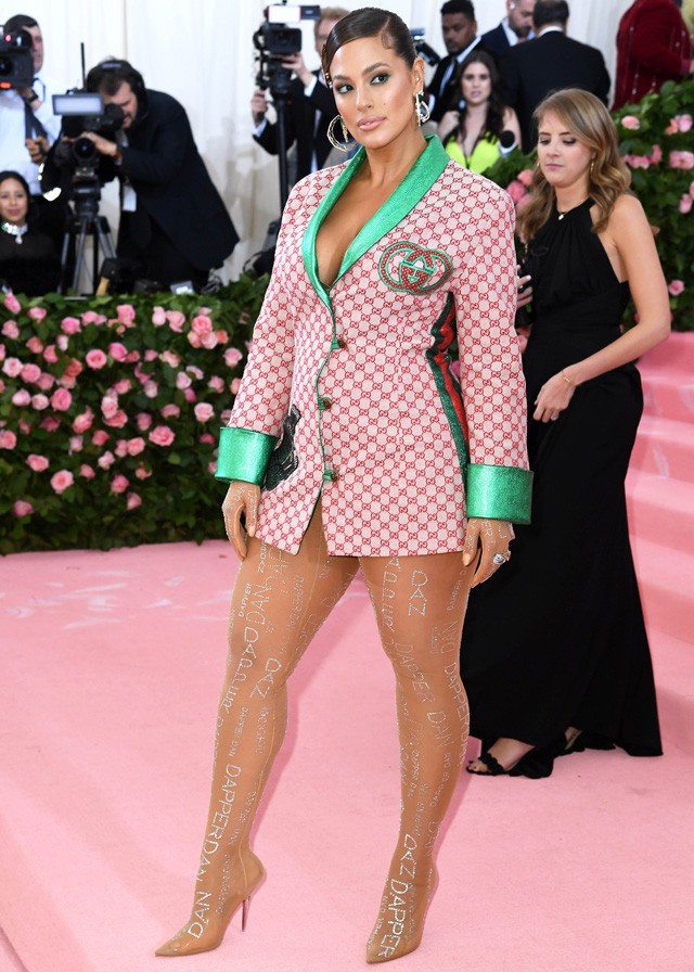 Ashley Graham szexi Gucci kabátruhában.