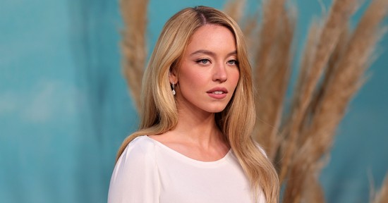 Sydney Sweeney pucérfelsőben érkezett a Velencei Filmfesztiválra, csak úgy árad belőle a sikk