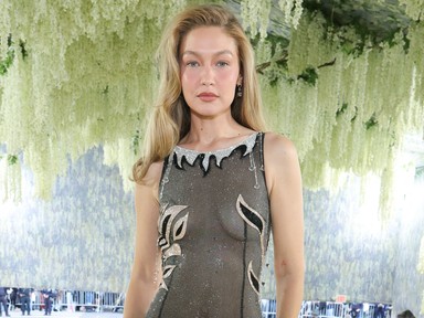 Gigi Hadid gyakorlatilag egy szál bugyiban tündökölt a Met-gálán, teljesen átlátszó ruhájában óriási feltűnést keltett